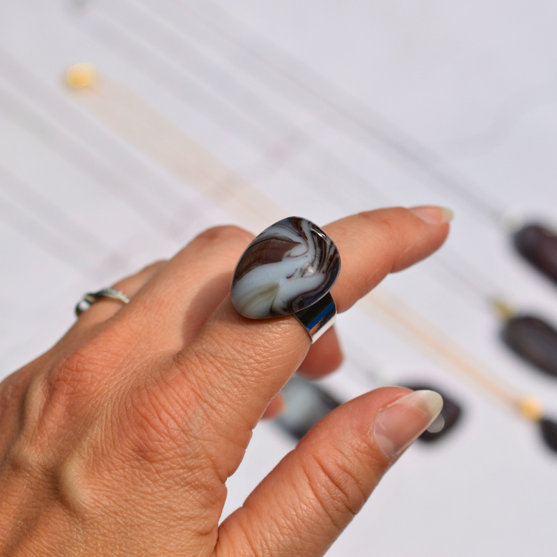 Agate rubanée rouge et noir – Intensité et dualité - Collection Gemstones