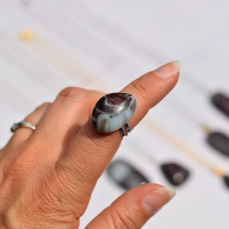 Agate rubanée rouge et noir – Intensité et dualité - Collection Gemstones