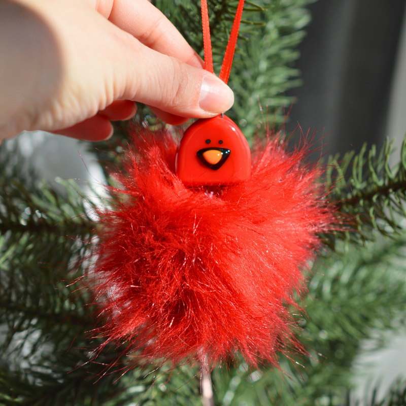 Cardinal poilu pour le sapin de Noël